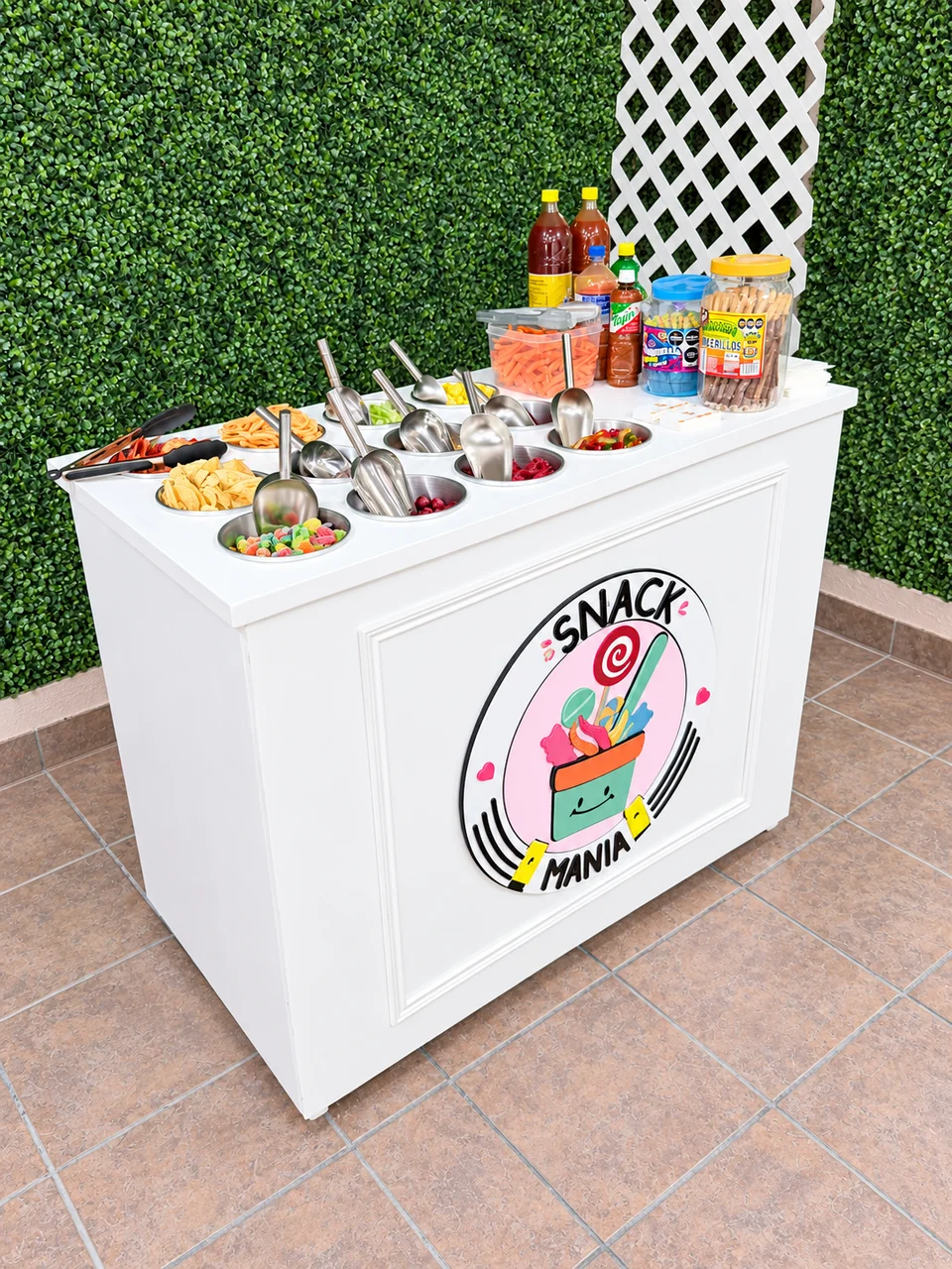Barra de snacks con frutas, gomitas y botanas para eventos
