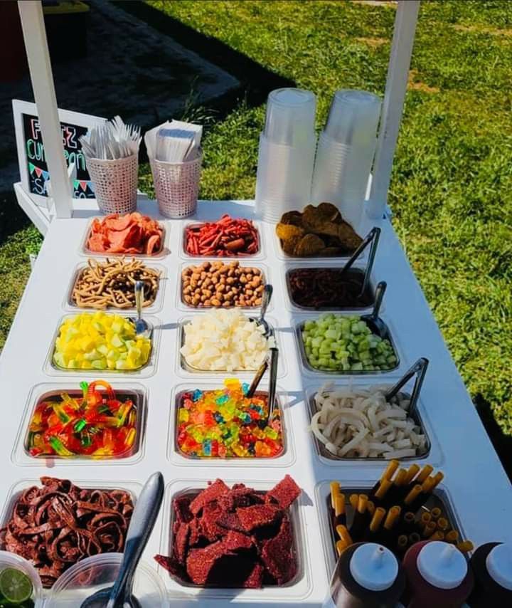 Barra de snacks con frutas, gomitas y botanas para eventos